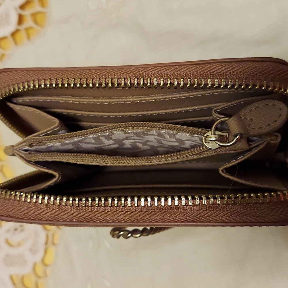 DKNY Signature Wallet - Picture 3 of 9